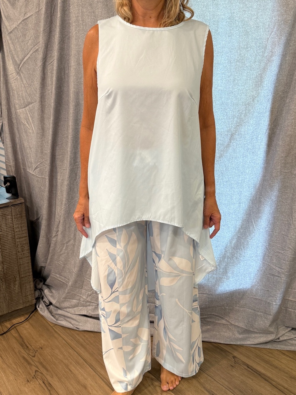 NWOT Women’s 1XL 2 PC Set Blue High-Low Tank Blue White Leaf Print Wide Leg Pant